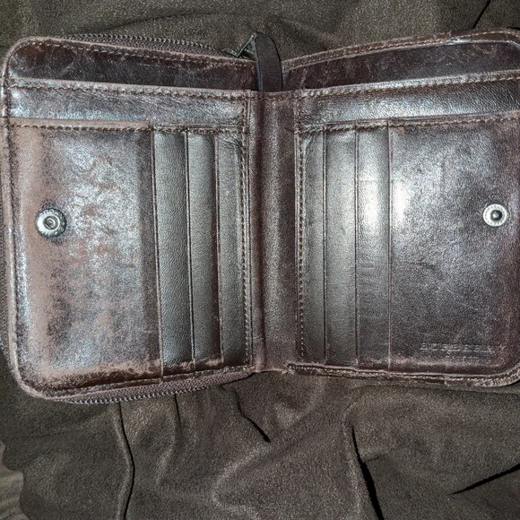 Burberry Zip around wallet - Picture 3 of 4